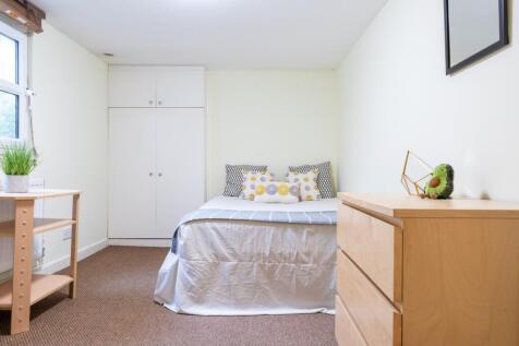 A cozy double bedroom featuring a comfortable b...