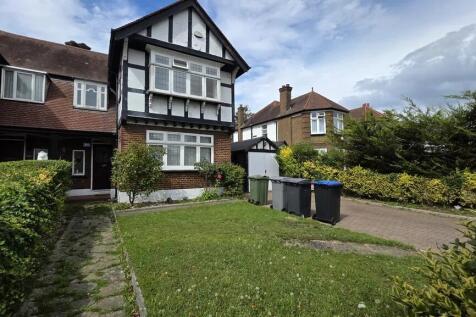 Charming semi-detached house with classic Tudor...
