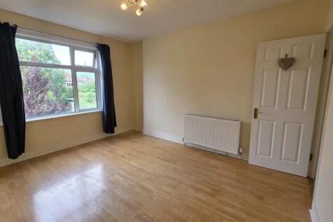 A bright and clean double bedroom with light wo...
