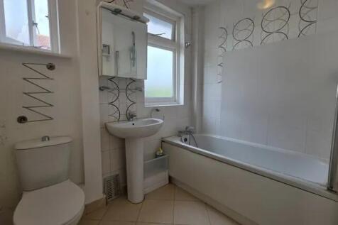 Bright and clean bathroom suite featuring a ful...