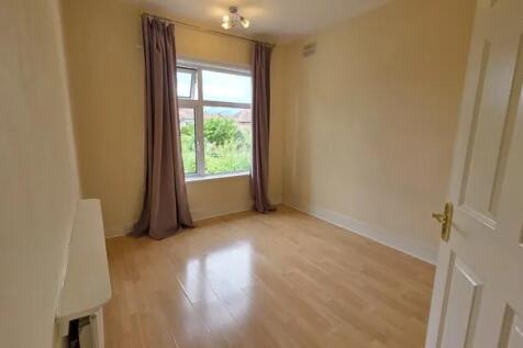 A bright and tidy single bedroom featuring ligh...