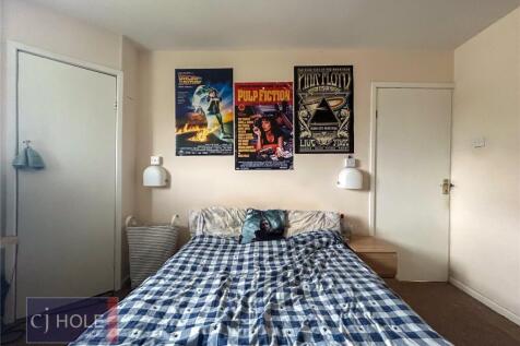 A cozy double bedroom featuring a neatly made b...