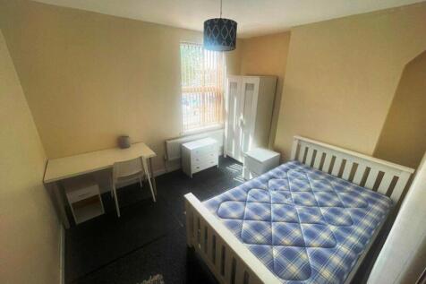 A cozy double bedroom featuring a comfortable b...