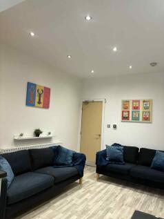 Bright and welcoming contemporary living room f...