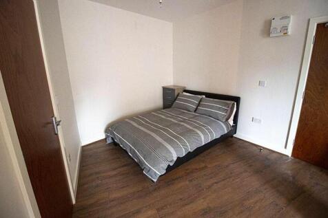 A cozy double bedroom featuring a comfortable b...
