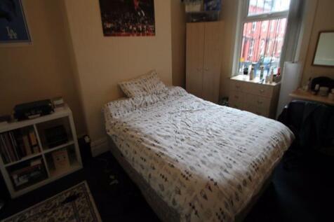 A well-presented double bedroom featuring a coz...
