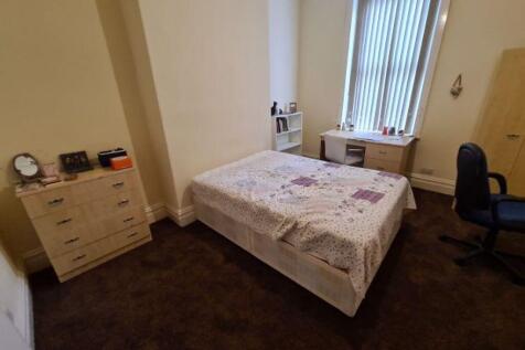A well-maintained double bedroom featuring a co...