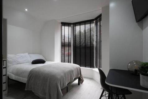 This beautifully designed double bedroom featur...