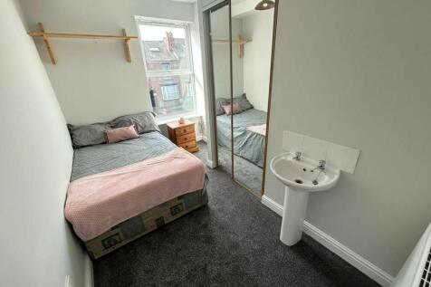 A compact and clean single toilet room featurin...