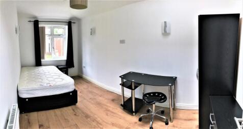 This inviting double bedroom features ample nat...