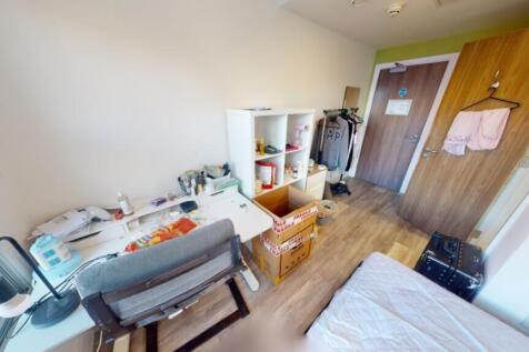 A cozy double bedroom featuring a comfortable b...