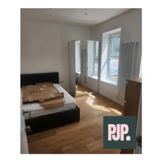 This inviting double bedroom features ample nat...