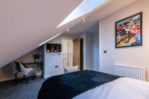 This beautifully designed double bedroom featur...