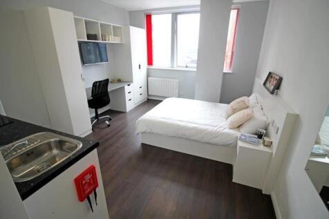 This inviting double bedroom features ample nat...