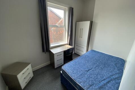 This inviting double bedroom features ample nat...