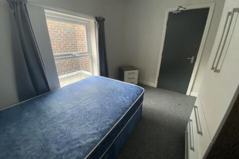 This inviting double bedroom features a spaciou...