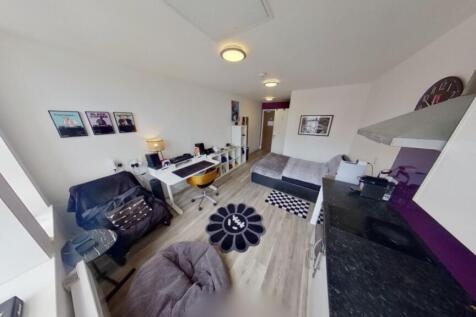 This inviting double bedroom features a spaciou...