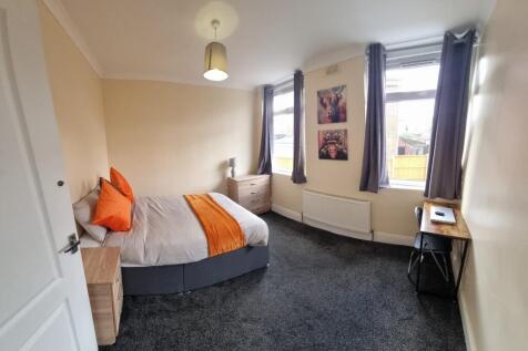 A cozy double bedroom featuring a comfortable b...