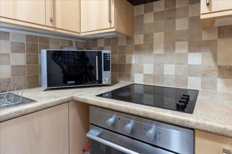 This well-equipped kitchen features modern appl...