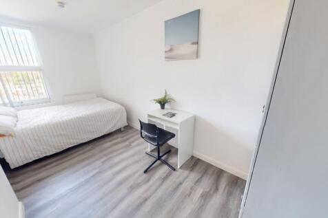 Bright and clean double bedroom featuring a com...