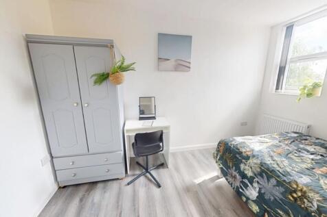 Bright and tidy single bedroom featuring a comf...
