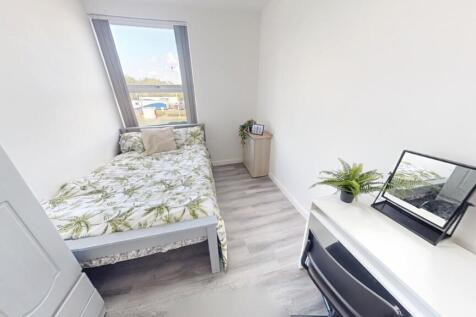 Bright and tidy single bedroom featuring a comf...