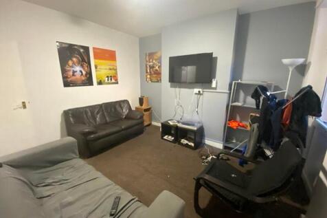 A spacious and inviting large modern living roo...