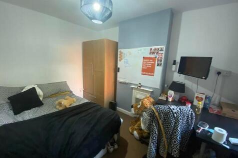 A cozy double bedroom featuring a comfortable b...
