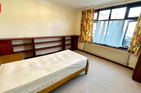 A bright and tidy double bedroom featuring a la...