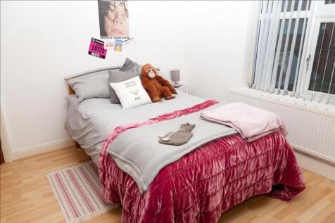 This inviting double bedroom offers a comfortab...