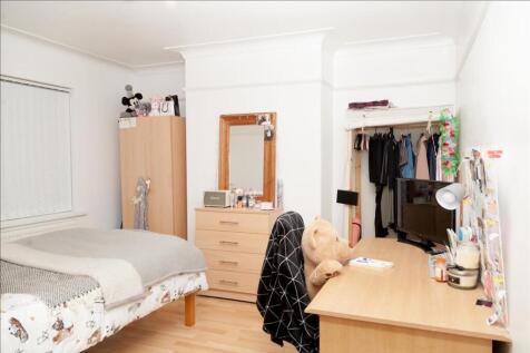 This inviting double bedroom features a comfort...