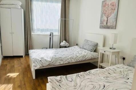 Bright and tidy double bedroom featuring two si...