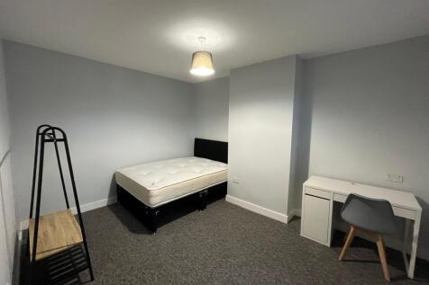 A spacious and clean double bedroom, perfect fo...