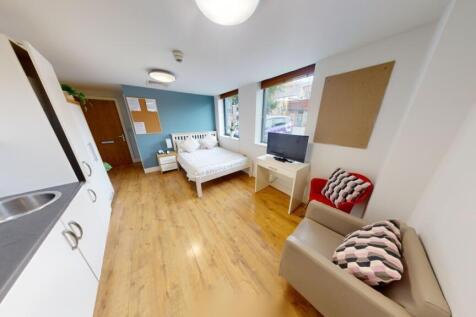 Bright and welcoming double bedroom with a larg...