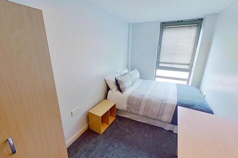 This inviting double bedroom features ample nat...