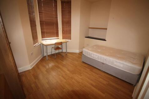 This bright and spacious double bedroom feature...