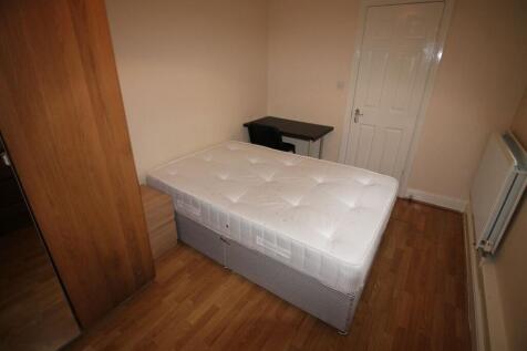A cozy double bedroom featuring a comfortable b...