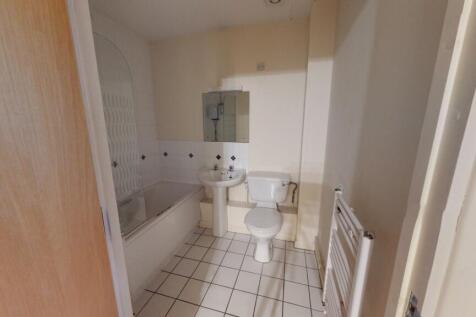 Bright and clean bathroom suite featuring a ful...