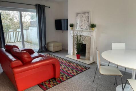 A spacious and inviting large modern living roo...