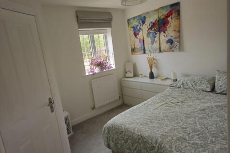 A cozy double bedroom featuring a comfortable b...