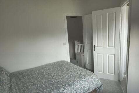 A cozy double bedroom featuring a comfortable b...