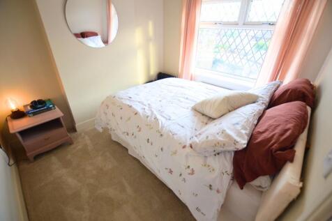 A cozy double bedroom featuring a comfortable b...