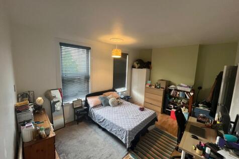 A cozy double bedroom featuring a comfortable b...