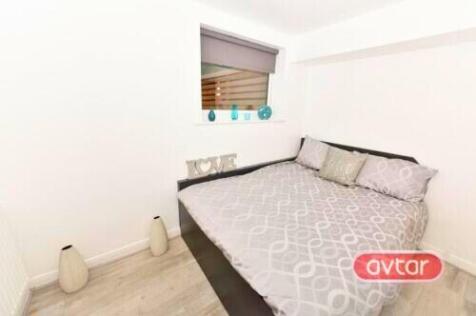 Bright and tidy double bedroom featuring a mode...