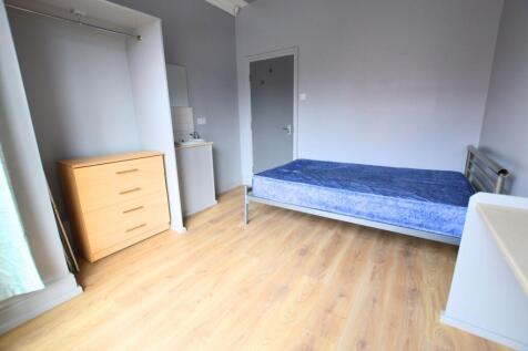 Bright single bedroom with clean wooden floorin...