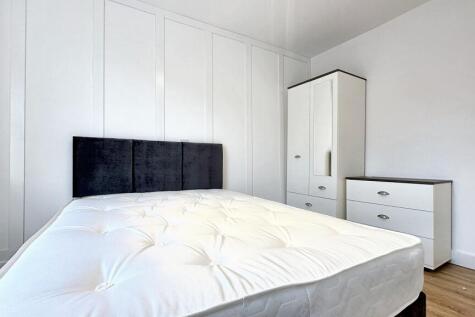This charming double bedroom features a comfort...