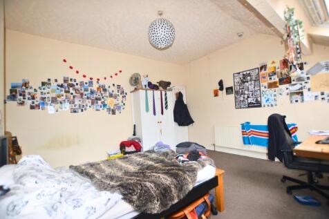 A cozy double bedroom featuring a comfortable b...