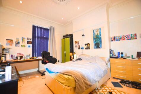 A cozy double bedroom featuring a comfortable d...