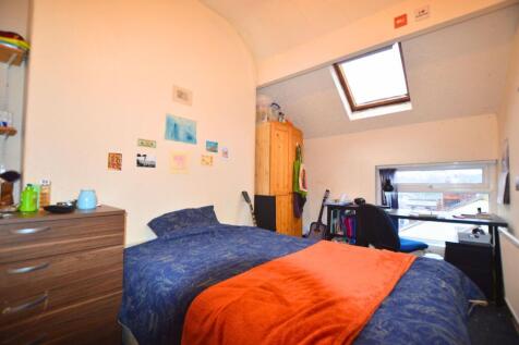Cozy and well-lit single bedroom featuring a co...