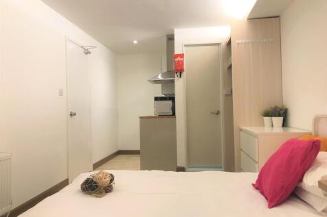 A neat and well-maintained single bedroom featu...